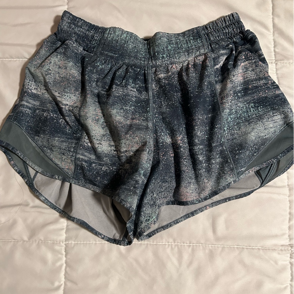 Lululemon hotty hot medium rise short 4” long size 6